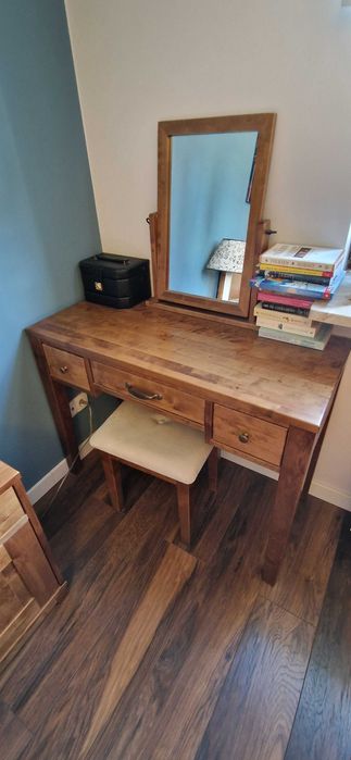 Toaletka do sypialni z litego drewna