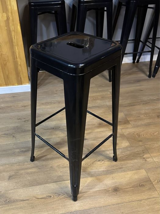 Bancos altos pretos metal