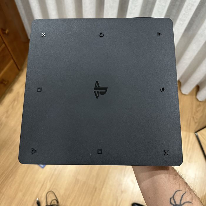 Ps4 slim 1Tb + 2 comandos + 2 jogos