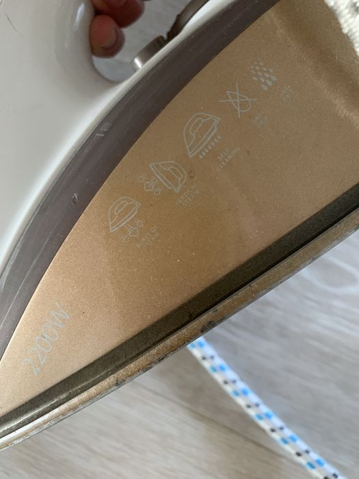 Праска Vitek VT-1201 працює