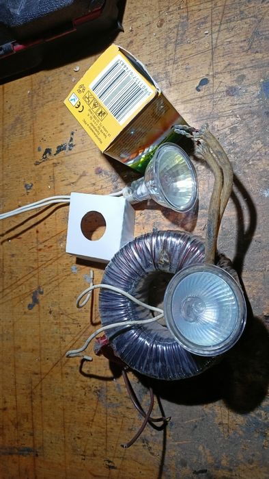 transformator toroidalny z żarówkami halogenowymi 12 v oraz gniazdami