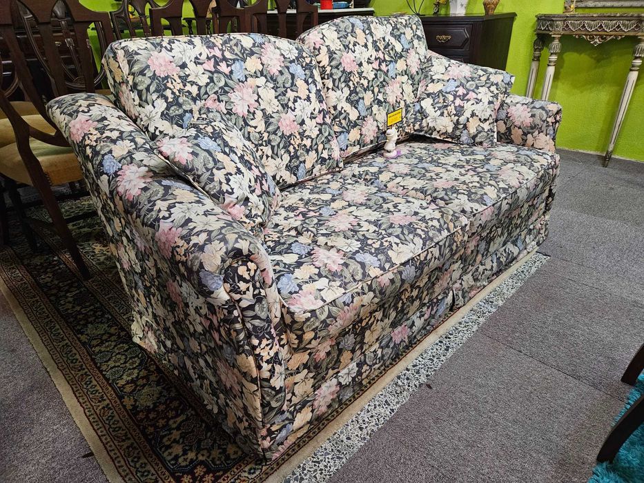 Sofá cama - sem qualquer zona rasgada ou danificada