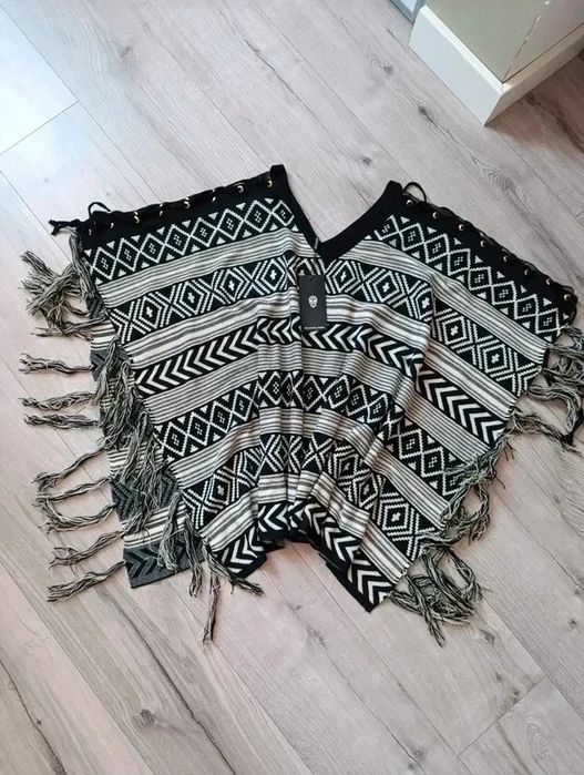 Sweter ponczo frędzle wiązany na ramionach oversize