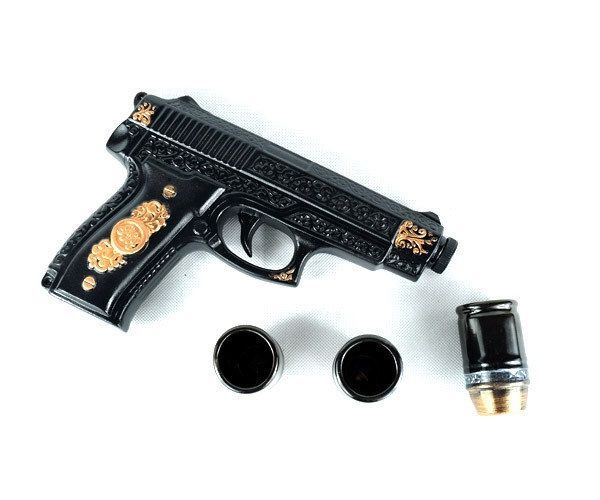 Пистолет Беретта на деревянной подставке, набор для алкоголя 0.5 л