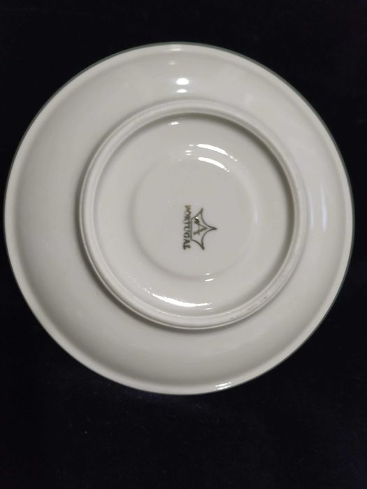 12 chávenas de café com pires em porcelana da Fábrica Artibus. NOVAS!