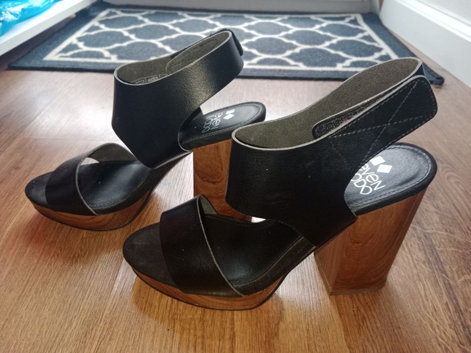 Sandały na koturnie