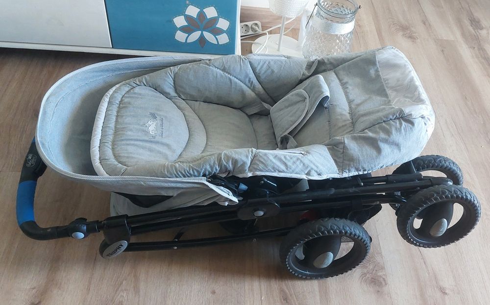 Carinho de bebé usado com capa de proteção