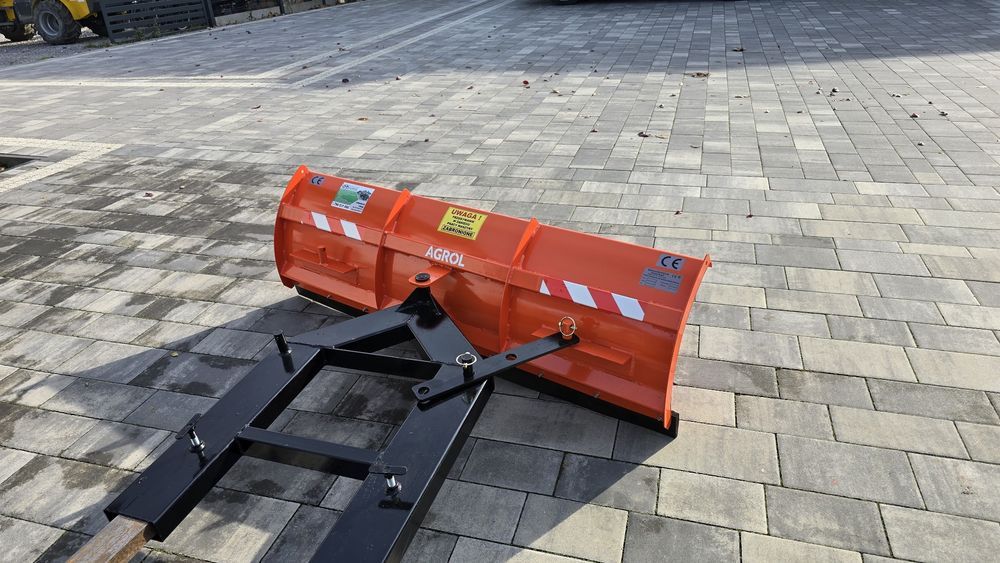 Pług do wózka widłowego 150 cm przy zapleczu firmy produkcyjnej