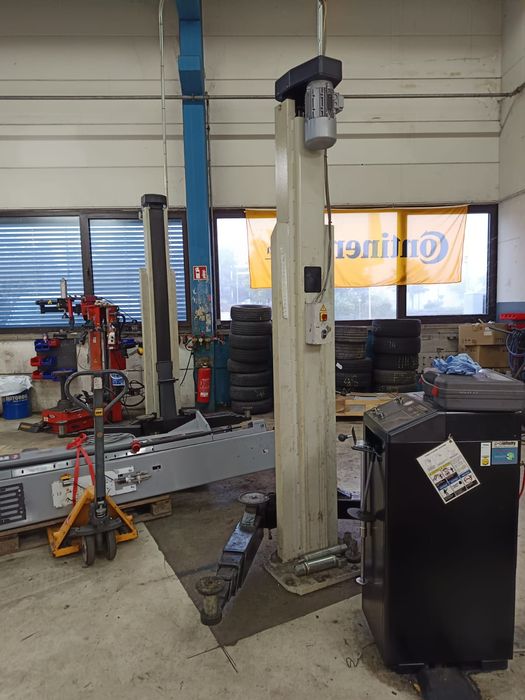 Podnośnik dwukolumnowy dwusilnikowy łapowy śrubowy  Consul 5,5tony