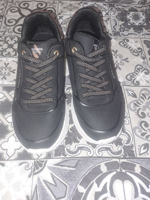 Продам дитячі скечерси на дівчинку,