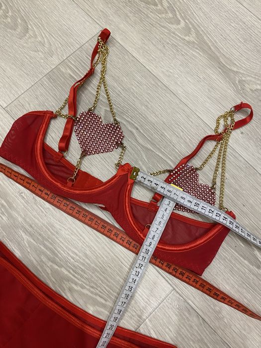 Комплект червоної еротичної білизни зі стразами.
