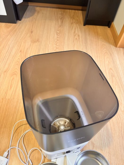 Dispensador automático de alimentos para cães e gatos