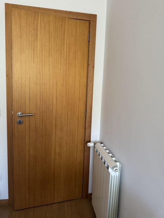 Portas de interior em madeira de tola