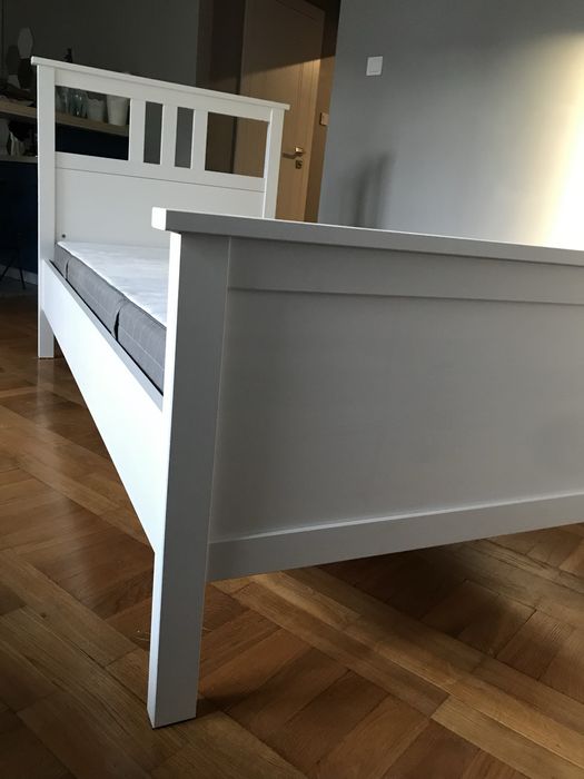 Białe łóżko IKEA Hemnes w komplecie z materacem