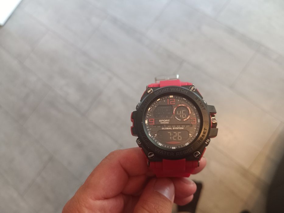 Na prezent . Duży męski zegarek. Nowy. Wodoszczelny.