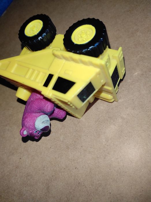 Miś Tuliś z filmu Toy Story w żółtym autku.
Zabawka kompletna, sprawna