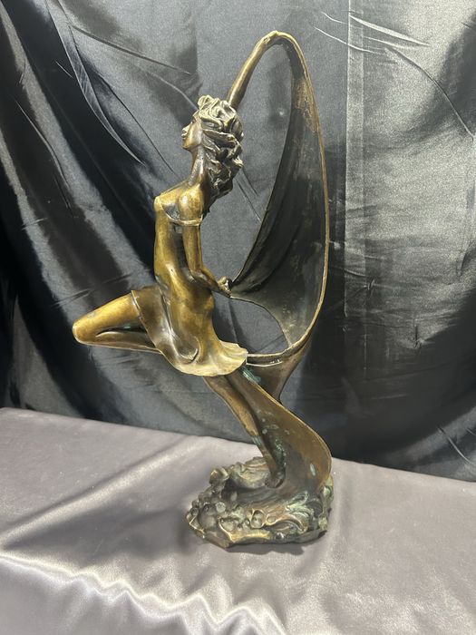 Rzeźba kobieta z mosiądzu