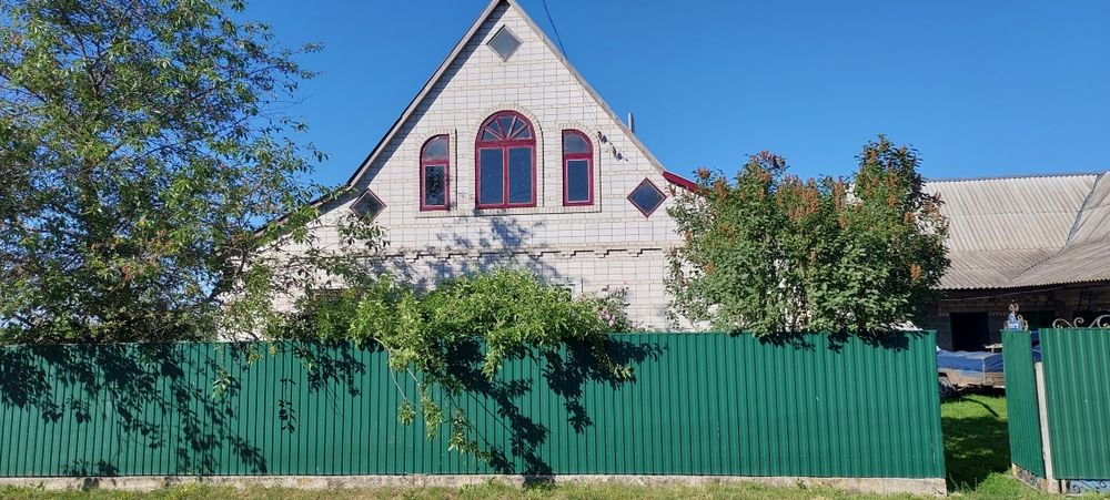 Продаж будинку в селі.