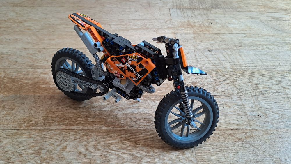 Lego Technic motor crossowy 42007