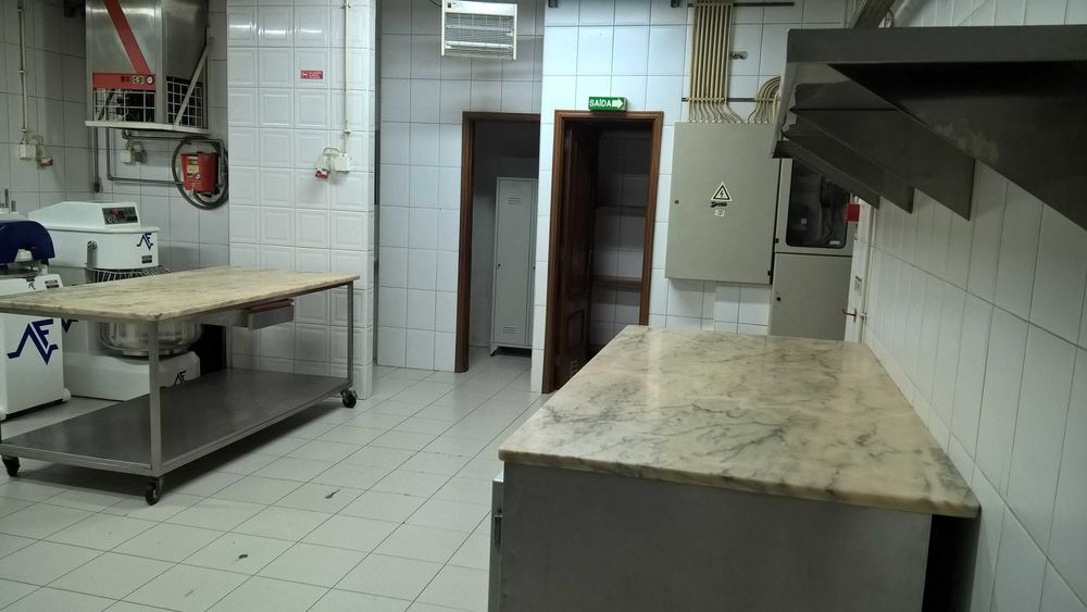 Mobília, equipamentos e ferramentas de hotelaria e restauração.