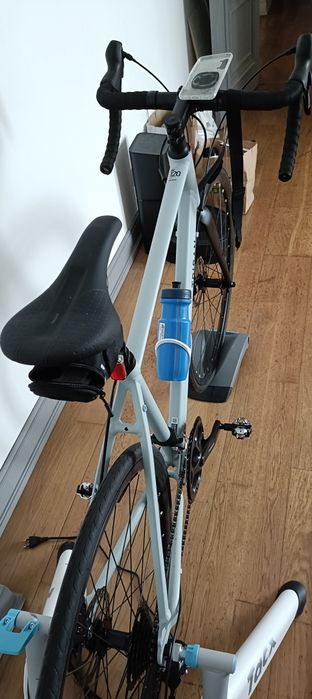 Bicicleta estrada Triban rc120 e rolo tacx Flow Smart