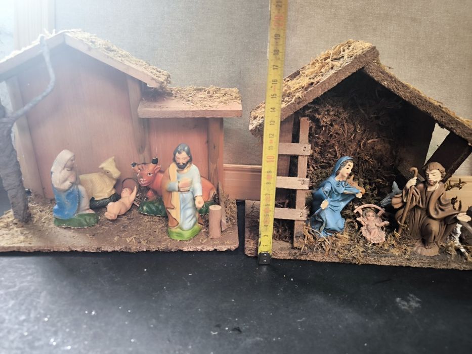 2 presépios com figuras