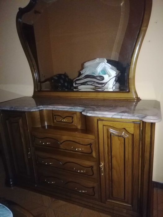 Mobília de quarto completa: cama, estrado, mesinhas, cómoda e roupeiro