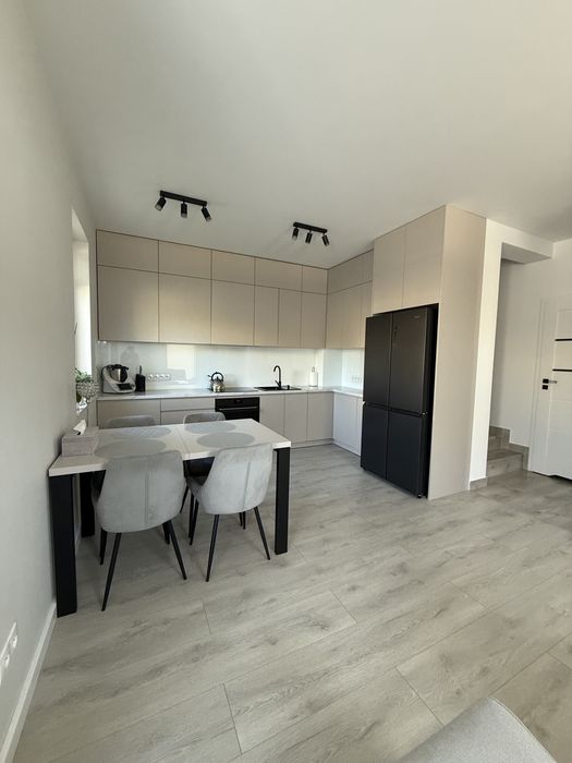 Nowoczesny dom 65 m² + poddasze 36,92 m² Ruda Pabianicka wysoki standard ogródek i parking – pohled 3