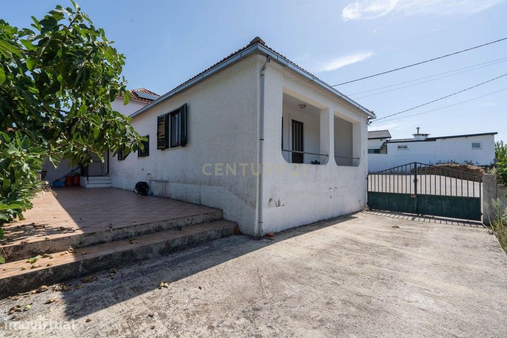 Moradia T2, com espaço exterior e terreno em Vila Nova de Poiares