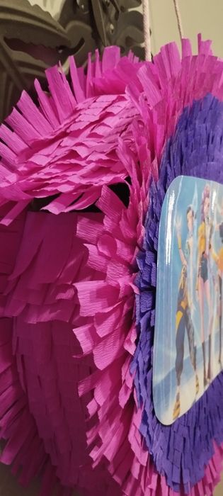 Piniata Huntrix 45x 45x 8 cm