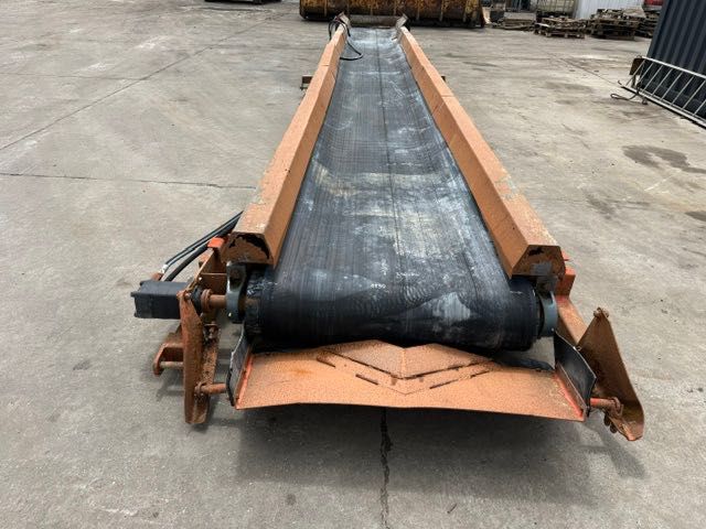 taśma zdawcza materiału z napędem hydraulicznym finlay 693