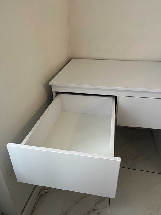 Białe solidne biurko