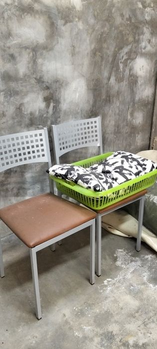 Mesa com tampo de vidro+2cadeiras