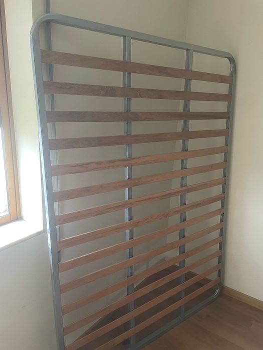 cama de casal com comoda, espelho, 2 mesa de cabeceira e estrado