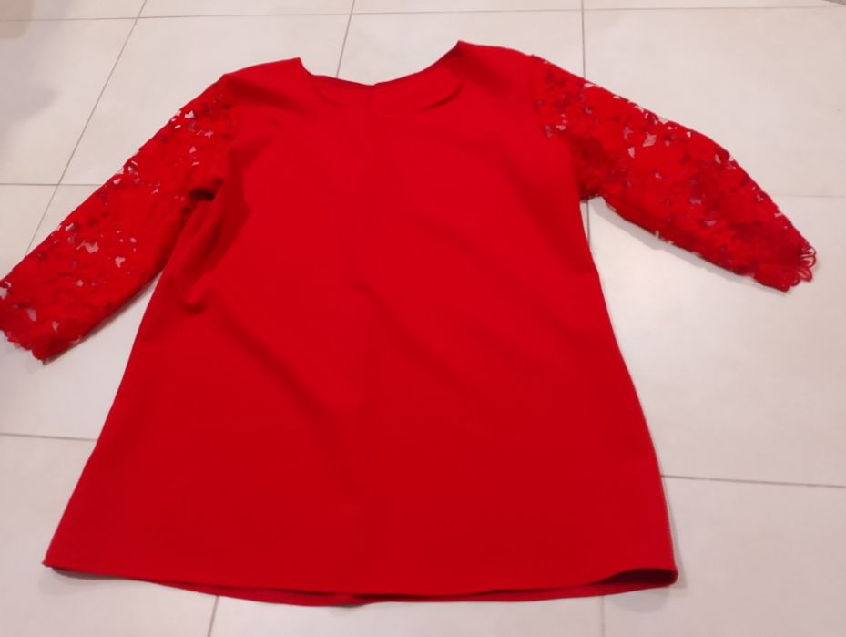 Bluzka damska czerwona z koronkowymi rękawami