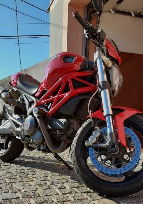 Ducati Monster procura novo dono