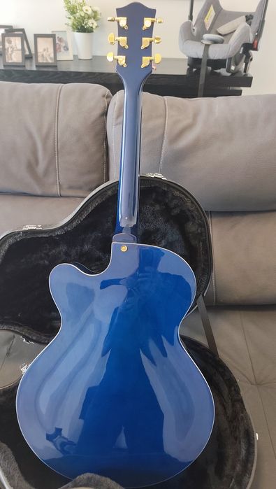 Vendo guitarra FAME com case incluso.