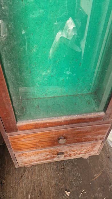 Armeiro em razoável estado.