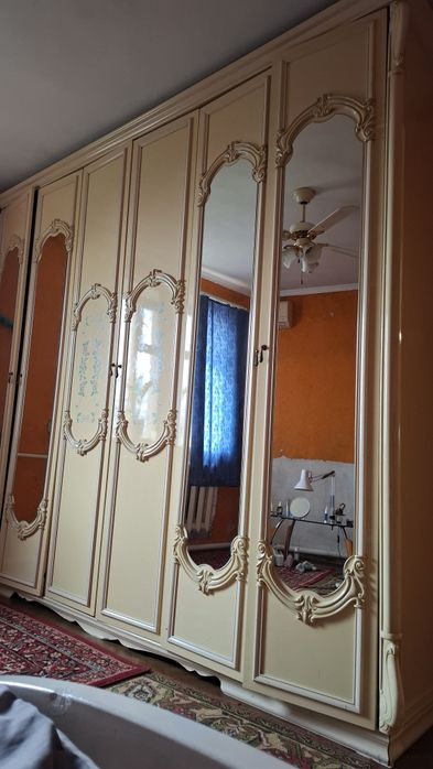 Шафа с дзеркалами
