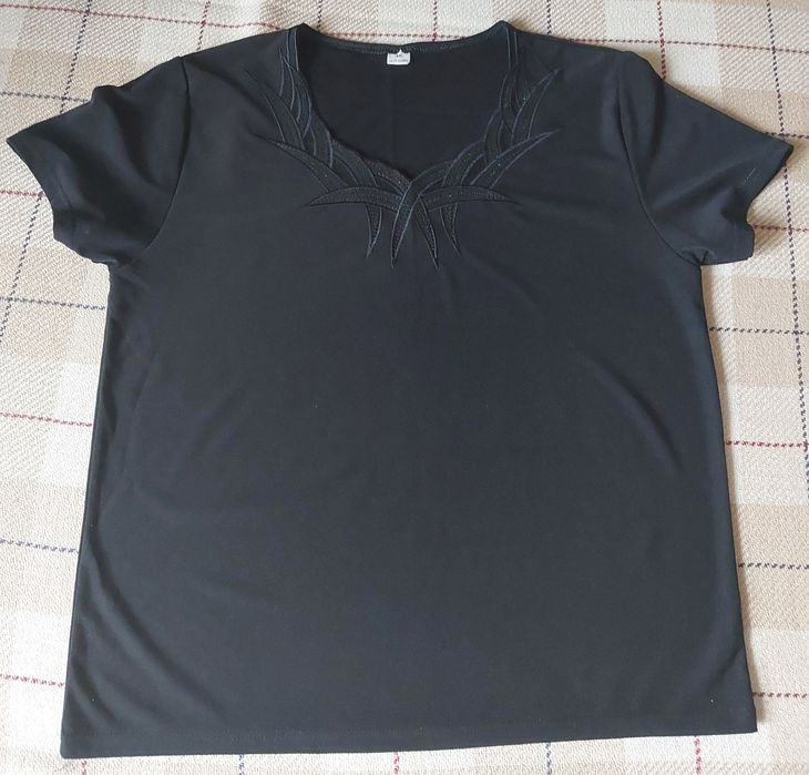 Bluzka bluzeczka ozdobna kolor czarny T-shirt