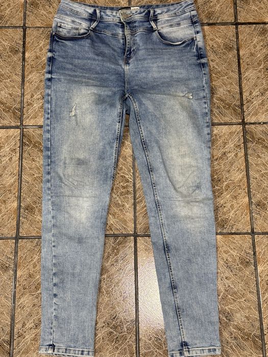 Boskie dżinsy rurki z wysokim stanem  Sinsay Denim 42