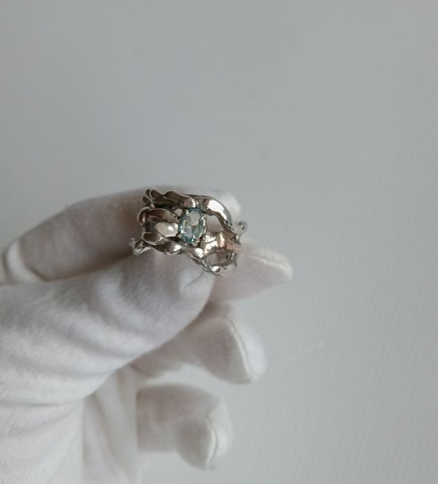 Унікальна срібна каблучка з блакитним топазом