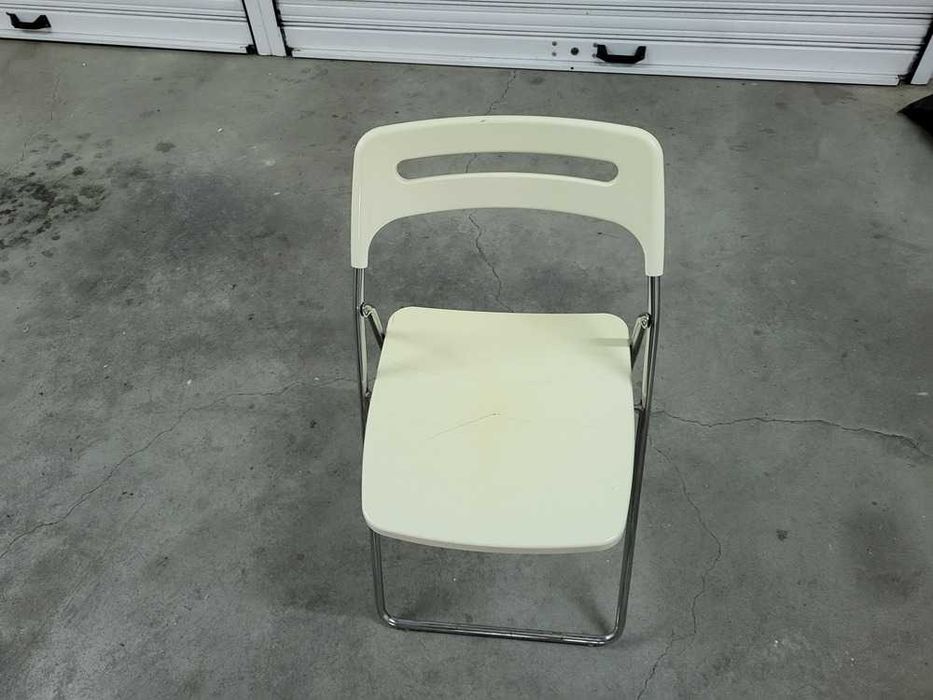 Cadeira de Plástico e Metal