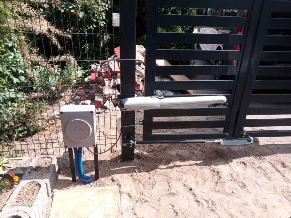 Brama harmonijkowa, brama składana, mechanizm składania skrzydeł bramy