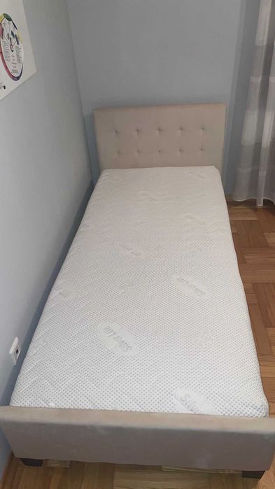 łóżko z materacem