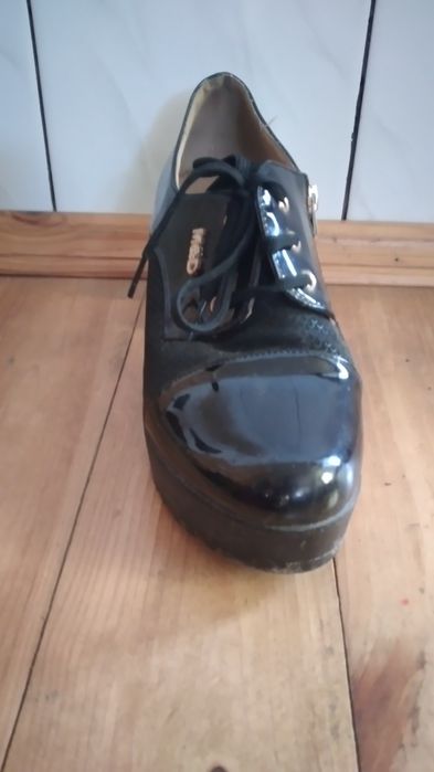 Туфлі лаковані шнурівки