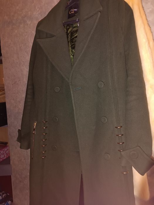 Гарне молодіжне пальто.