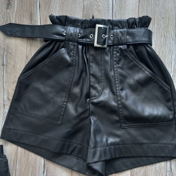 Krótkie czarne shorty eleganckie z paskiem. R. S