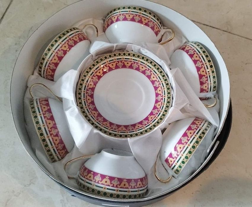 Serviço antigo de café pintado à mao