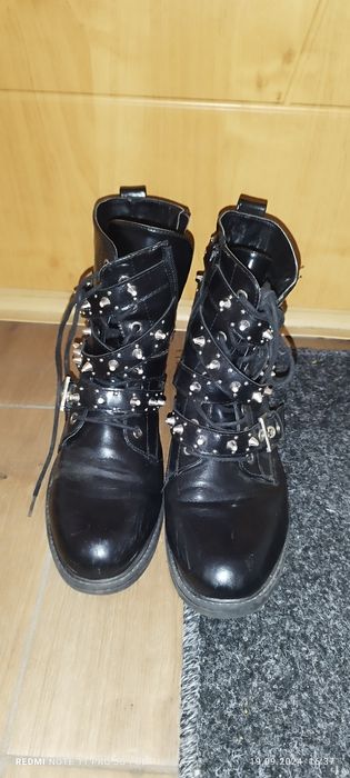 Sprzedam botki z ćwiekami czarne  firmy DeeZee